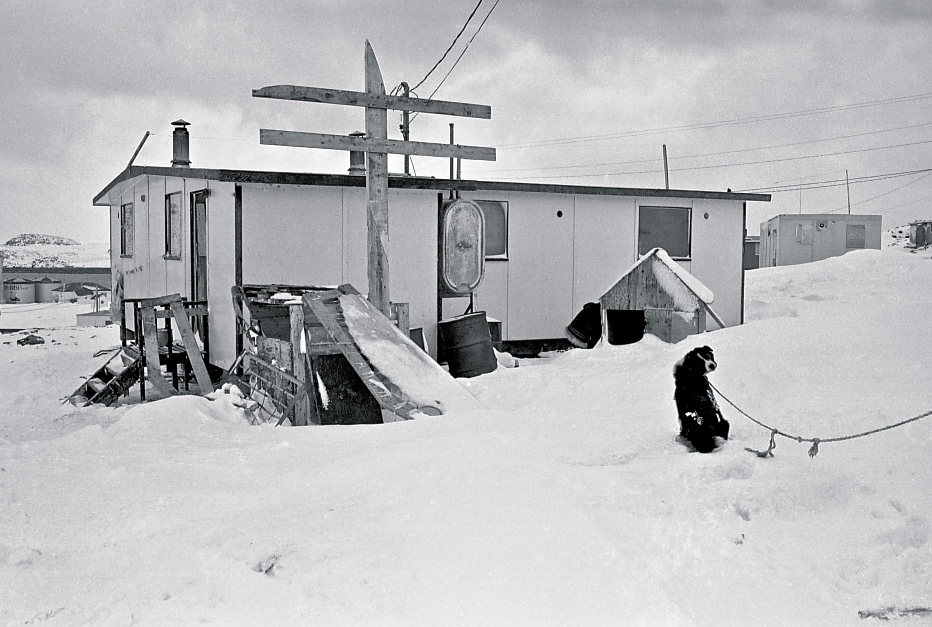 12-An-arctic-Home,-Cape-Dorset,-Canadian-Arctic-